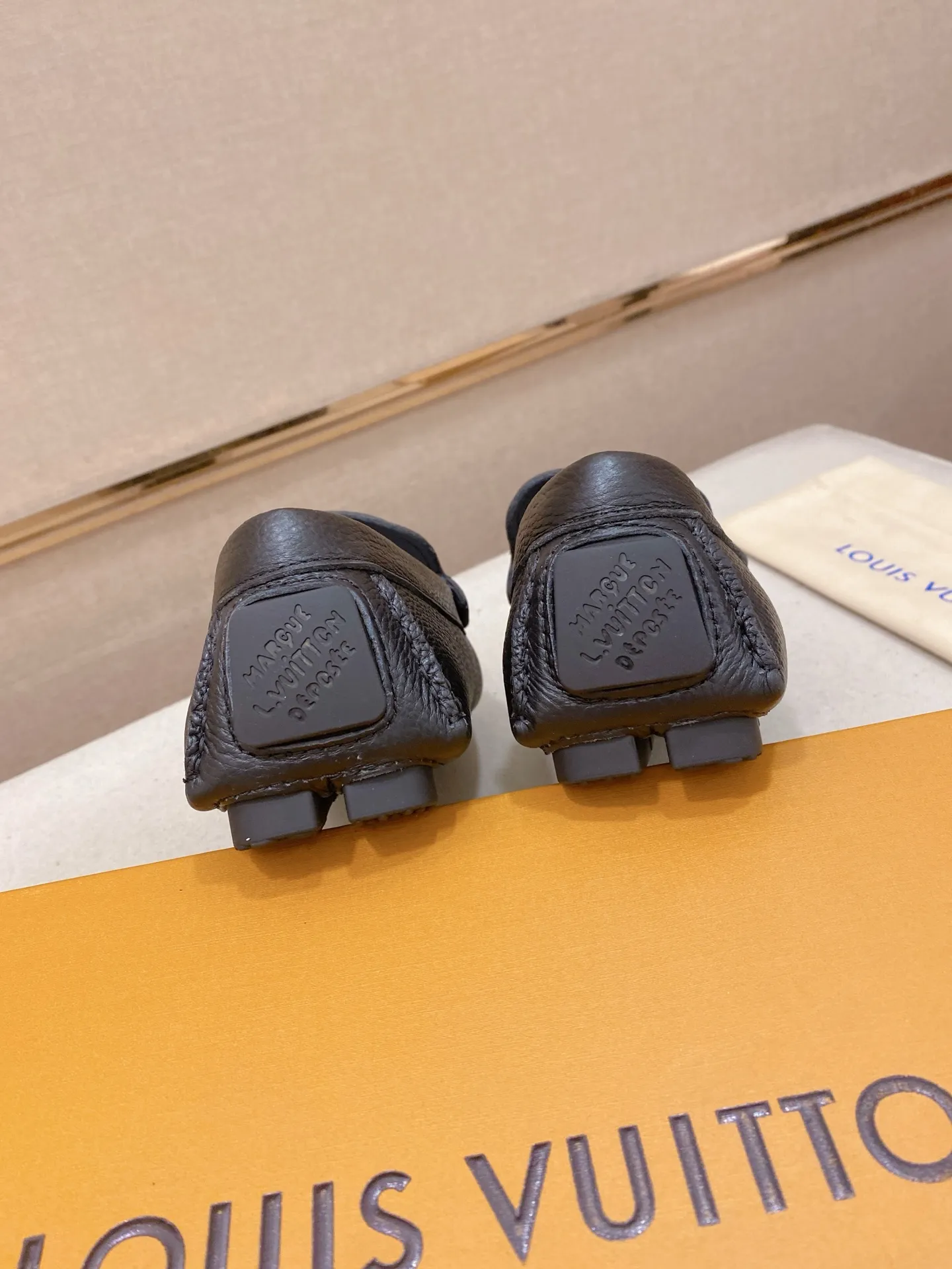 Factory price: 500💰High-end quality! LV 🆕🆕Exclusive hot-selling products in stock🔥🔥New products on the shelves, high-quality Ferragamo men's pea shoes, high-end casual driving shoes, with complete packaging! 💪 💪 Material: imported pebbled cowhide 🐂 + imported high-quality buffalo leather lining + wear-resistant outsole 👍🏻👍🏻 Features: high-end and comfortable, purely handmade 🚀 🚀 Create the perfect shoe that suits you best 🔥 🔥 Size: (38-44) Can be customized to 45 standard size!